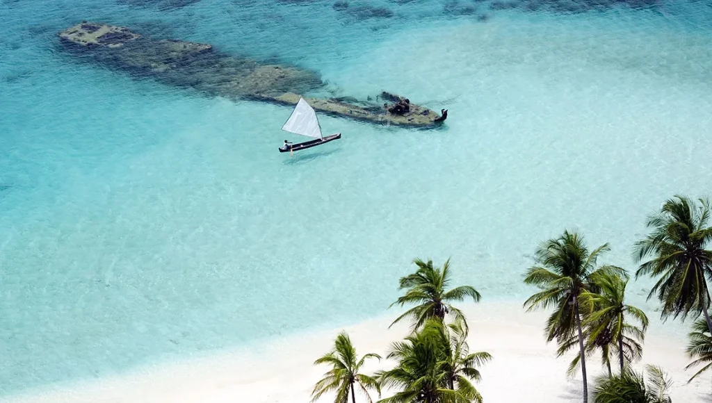 El alquiler de yates con tripulación es la única opción en San Blas. Hay innumerables arrecifes y peligros ocultos para la navegación. Las islas de San Blas son un cementerio de barcos.  
