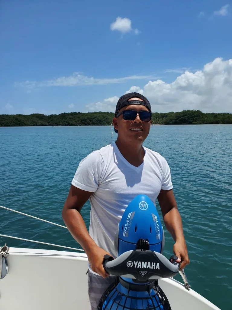 Jose, el marinero de cubierta de Guna en el catamarán Salina 48 mambo Diablo en alquiler privado San Blan.