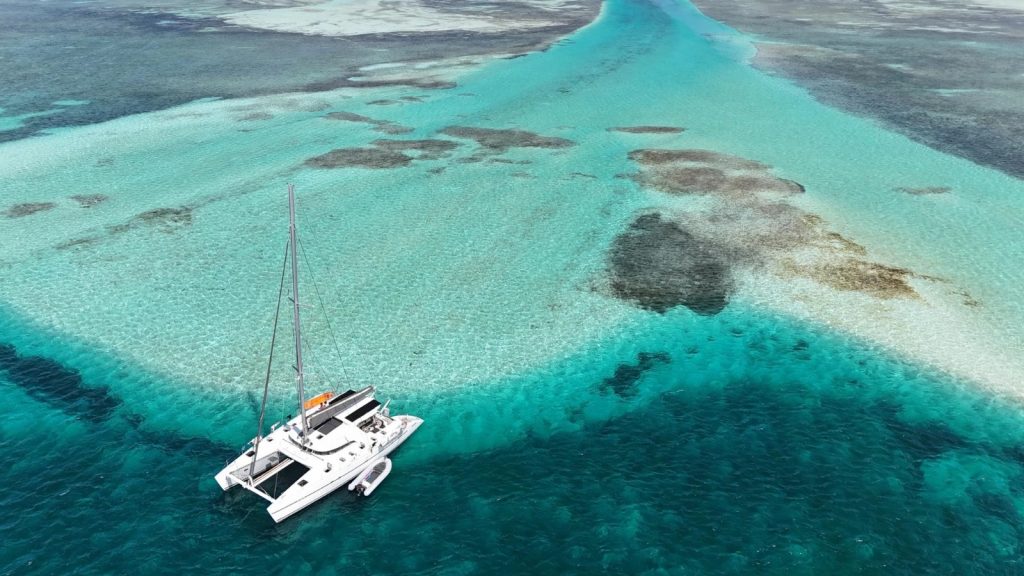 Alquiler de catamaranes en aguas turquesas de San Blas, Panamá;